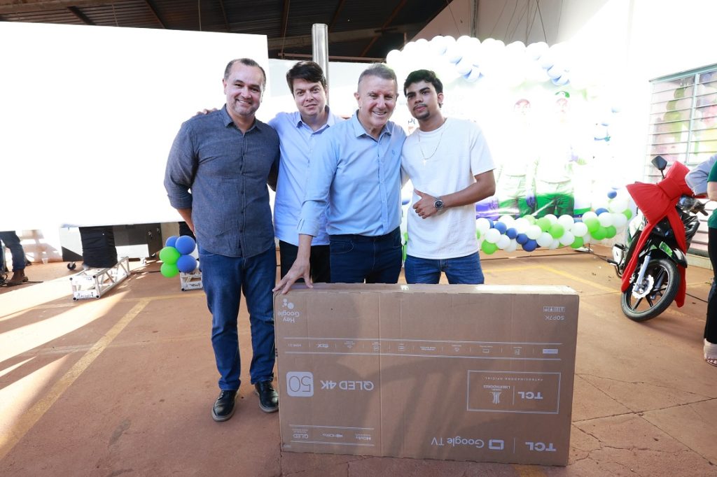 prefeito-eduardo-siqueira-campos-participa-de-homenagem-a-trabalhadores-da-limpeza-publica