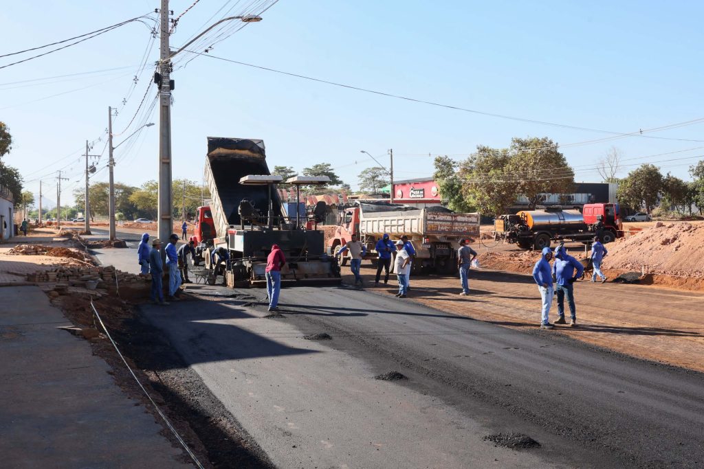 obra-da-avenida-lo-21-entra-na-etapa-de-pavimentacao-asfaltica-em-trecho-estrategico