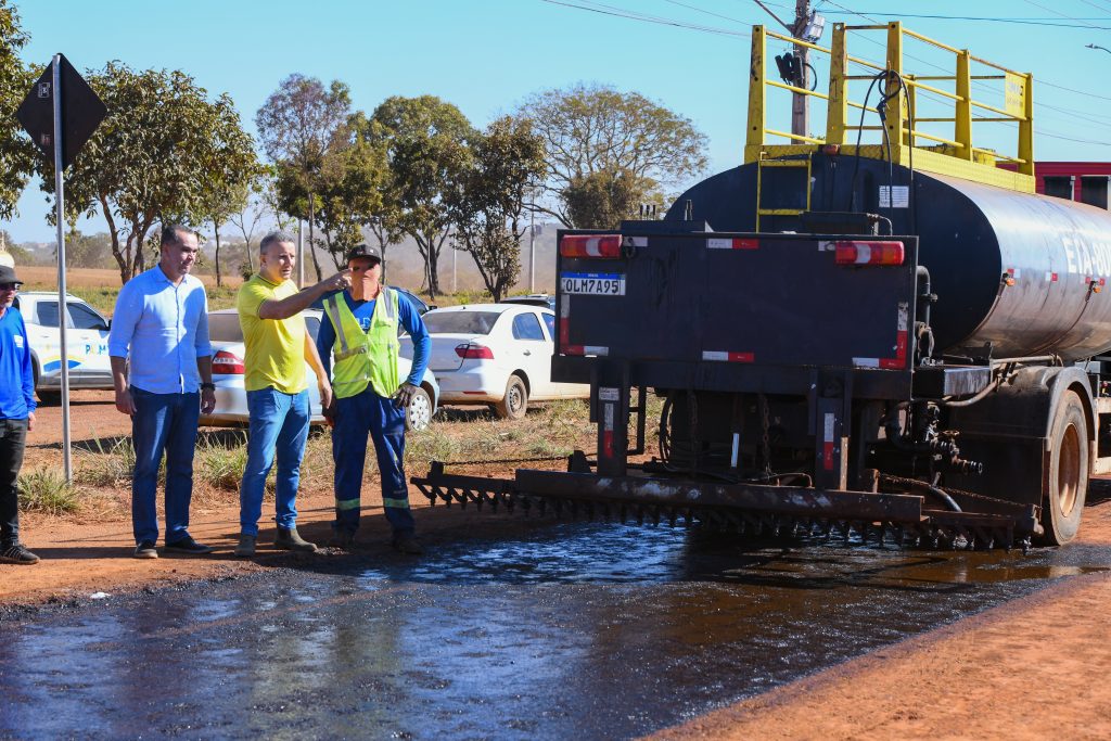 obra-na-avenida-siqueira-campos-da-inicio-a-pavimentacao-asfaltica