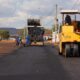 pavimentacao-asfaltica-avanca-na-avenida-lo-21-em-mais-um-trecho-estrategico-da-capital