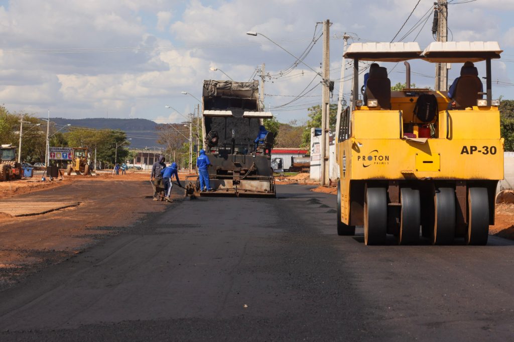 pavimentacao-asfaltica-avanca-na-avenida-lo-21-em-mais-um-trecho-estrategico-da-capital
