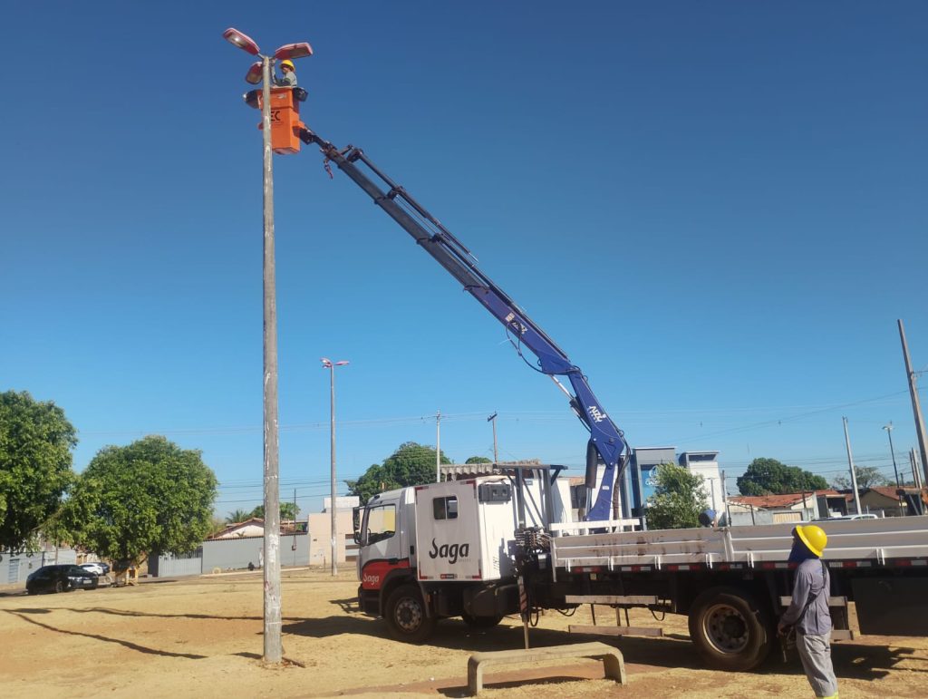 setor-sul-e-santa-barbara-recebem-servicos-de-manutencao-da-iluminacao-publica
