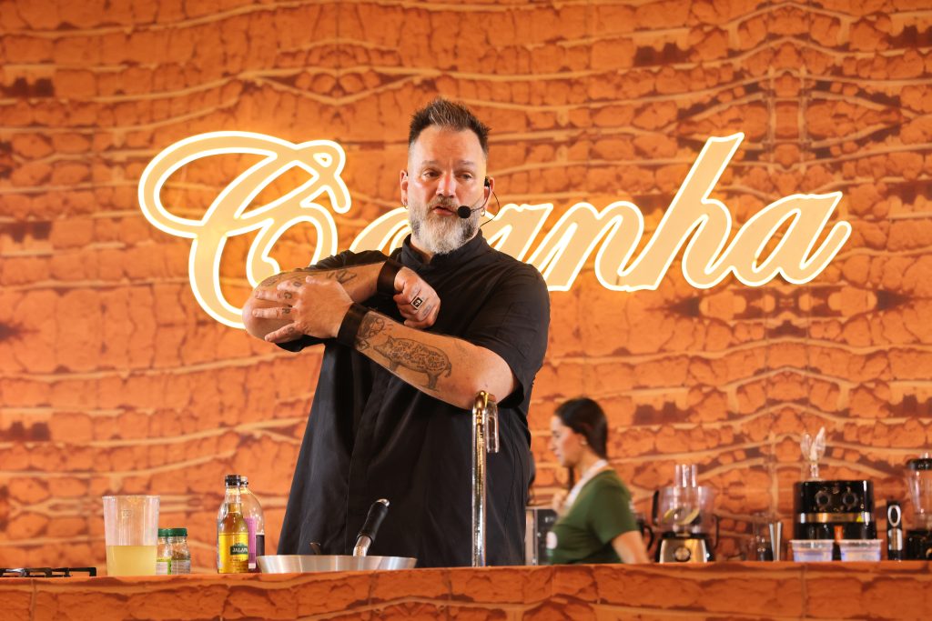 20o-fgt-jimmy-ogro-abre-cozinha-show-com-receita-que-une-carne-suina-e-pequi