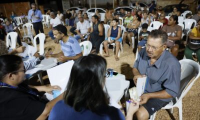 prefeito-eduardo-siqueira-campos-entrega-titulos-de-propriedade-para-moradores-do-lago-norte