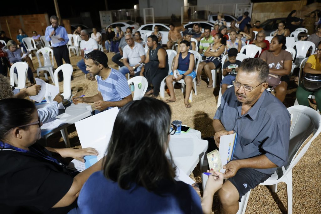 prefeito-eduardo-siqueira-campos-entrega-titulos-de-propriedade-para-moradores-do-lago-norte